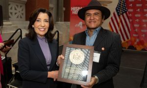 NY: Pintor dominicano recibe Medalla del Gobernador de Arte y Cultura