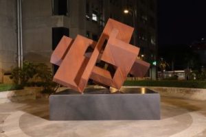 Banco BHD devela escultura monumental de Arturo Berned