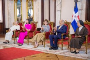 Vicepresidenta entrega premios por Día Nacional del Envejeciente