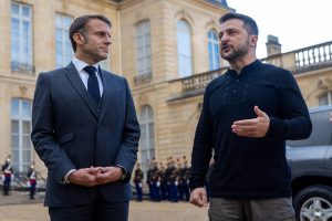 El Presidente de Ucrania descarta en París un alto el fuego con Rusia