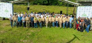 BONAO: ETED siembra 2,500 plantas de Pinus caribaea