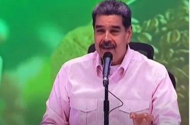 Maduro dice Corina Machado «huyó» a España; ella lo niega