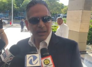 Exministro Defensa acude a cita Procuraduría por caso Camaleón