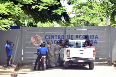 Detenidos para deportación protestan en Vacacional Haina