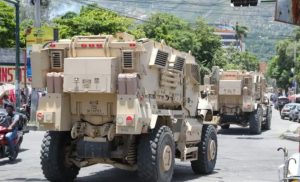 Con vehículos blindados, policía Haití enfrenta pandilla Gran Grif