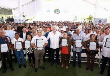 Presidente entrega 752 títulos  propiedad en Sánchez Ramírez