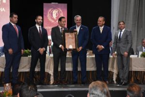 Luis Brache es reconocido con la Medalla de Honor de la ADHA