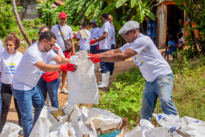 SAMANA: Entidades limpian de plásticos río Caño Seco