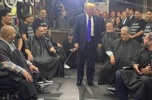 NY: Trump visita barbería de dominicanos en El Bronx