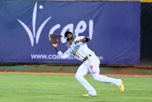 Leones siguen en la cima del beisbol; Estrellas y Toros ganan