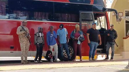 Detienen en autobuses públicos 36 haitianos indocumentados