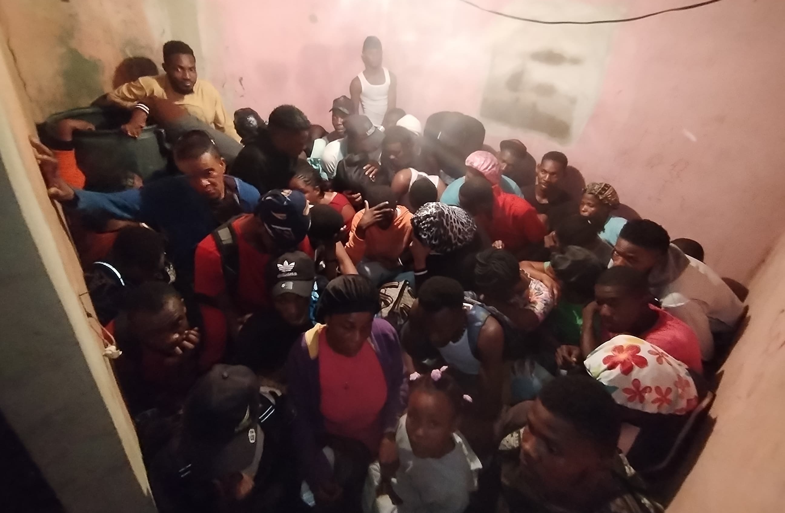 Montecristi: Intervienen hotel y detienen a 83 indocumentados imagen