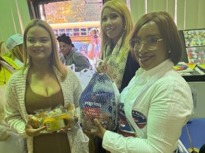 NY: Activista dominicana Linsay Soto entrega decenas de pavos