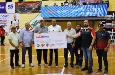 Senador Carlos Gómez entrega aporte torneo basket de Moca