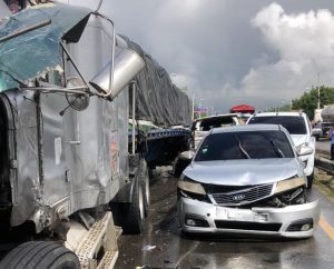 2 muertos, 8 heridos en choque multiple de tránsito en Santiago