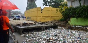 La basura es protagonista en medio del temporal