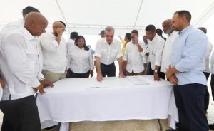 Presidente Abinader supervisa trabajos del malecón de Nagua