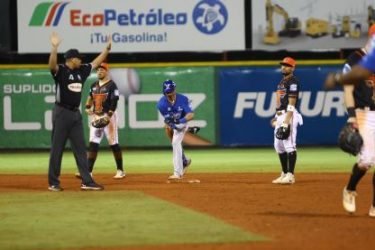 Licey y Estrellas obtienen triunfos en beisbol República Dominicana