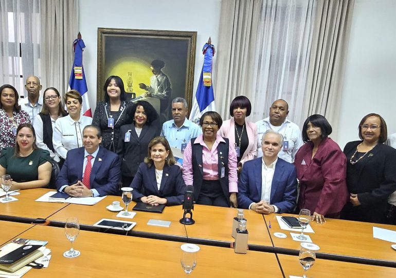 Gremios de la salud suspenden paro; se reunirán con Abinader imagen