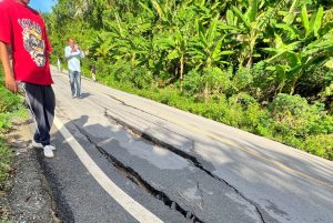 Surgen extrañas grietas en la carretera Las Galeras-Samaná