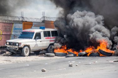 HAITI: Dos pacientes mueren tras ser atacada ambulancia