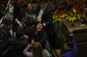 Con violencia impiden sesión Parlamento contra Evo morales