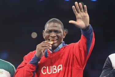 Pueblo dominicano Bayaguana recibe al cubano Mijaín López