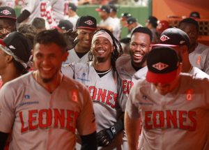 Santos y Segura guiaron victoria Leones del Escogido sobre Toros