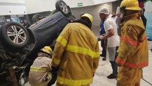 Cae vehículo desde 2do piso al interior de un supermercado