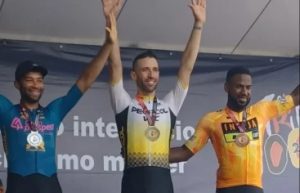 Guzmán y Sánchez se imponen en Clásico de Ciclismo Triple 100