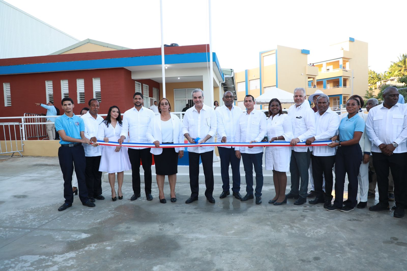 Abinader inaugura obras en SC, asiste a desfile Día Constitución imagen