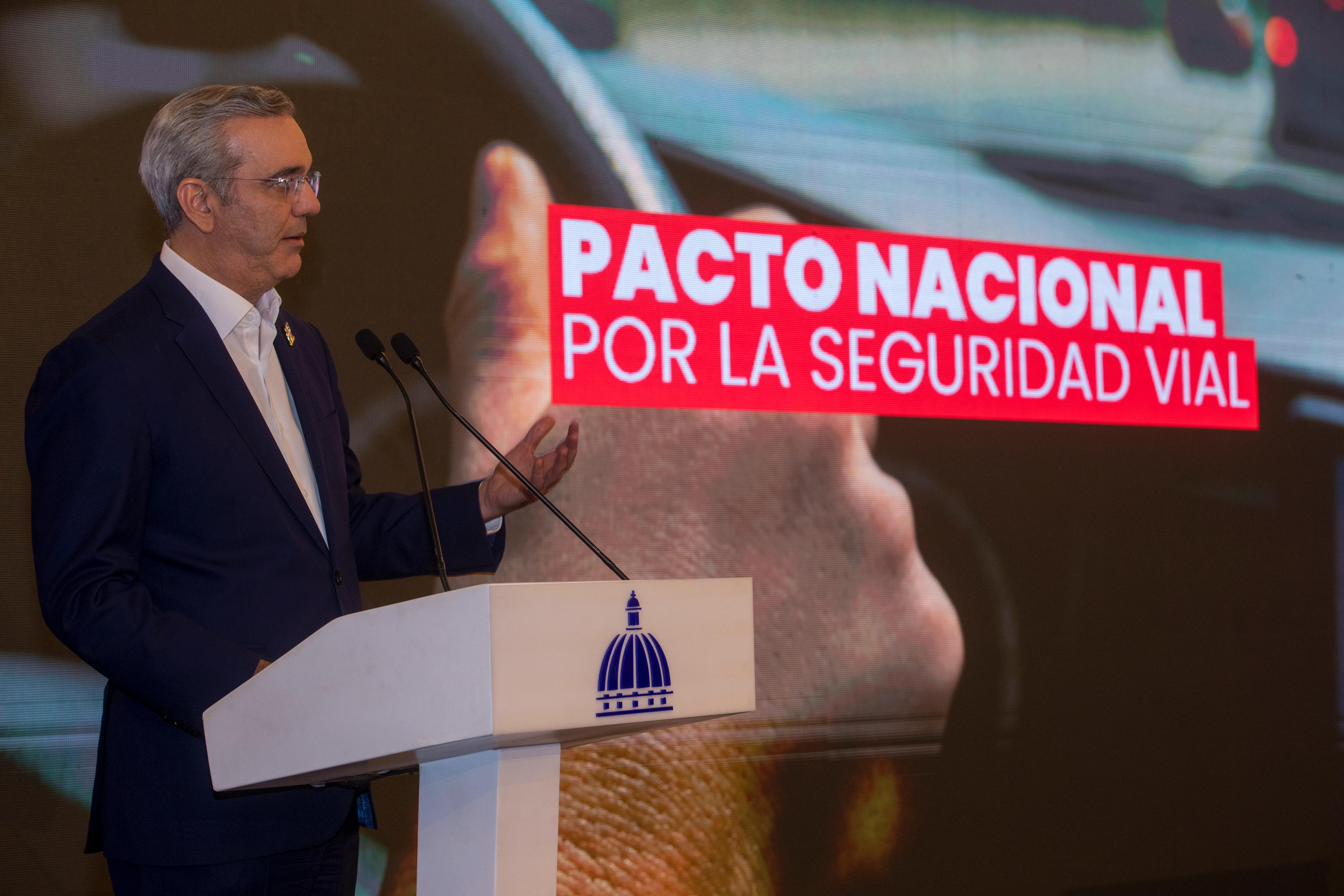 Abinader firma pacto que busca reducir 50 % accidentes tránsito imagen
