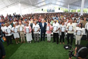 Abinader entrega 2,100 títulos, dice son pasaporte a la dignidad