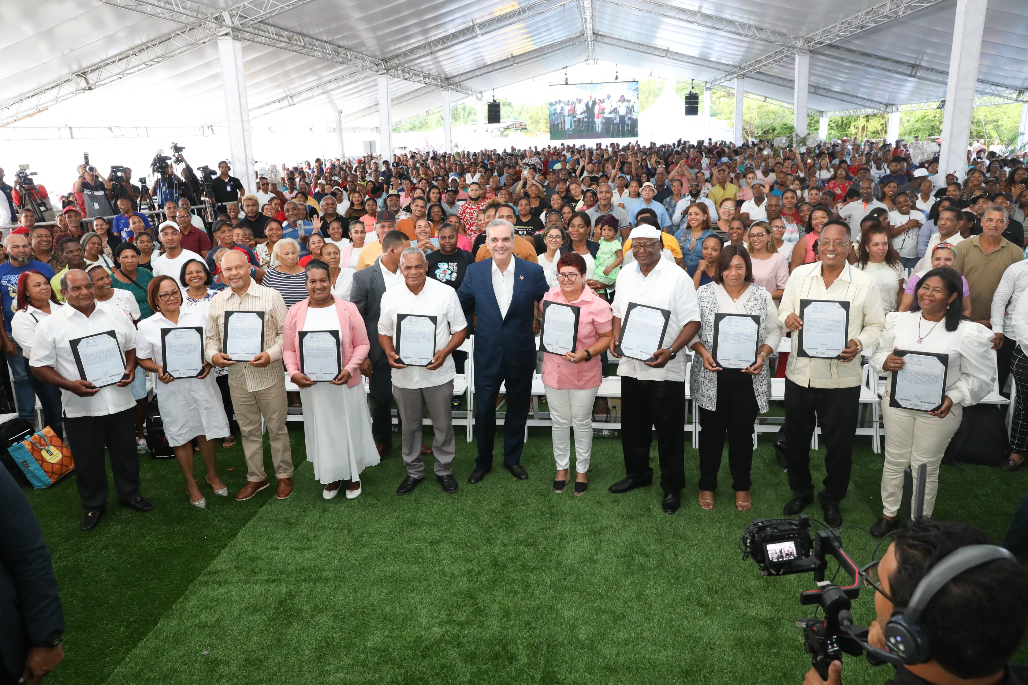 Abinader entrega 2,100 títulos, dice son pasaporte a la dignidad imagen