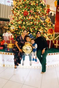 Yeraldy Diaz y Dahiana Rodriguez disfrutan de la bienvenida a la navidad en Downtown Center