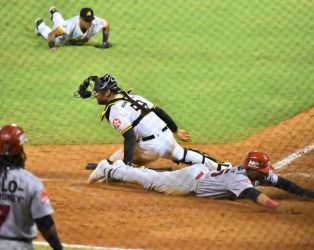 Leones se mantienen en el primer lugar; Licey derrota a las Estrellas