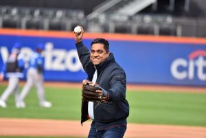 Ministro dominicano lanza bola de honor en Titanes del Caribe