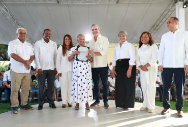 Gobierno entrega 394 títulos de propiedad en San Pedro Macorís