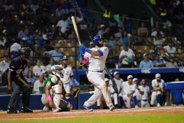 Licey blanquea Estrellas; Leones caen ante Aguilas; Toros triunfan