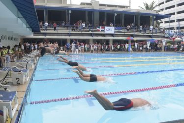 Delfines Masters del Club Naco conquista Invitacional Natación