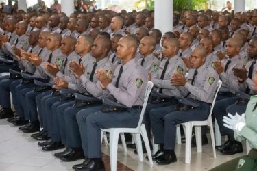 Abinader encabeza graduación  de agentes bajo reforma Policía