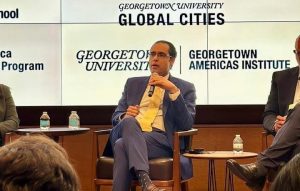 Exministro economía RD expone en Universidad Georgetown