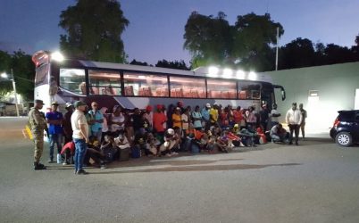 Detectan 77 haitianos ilegales transportados en autobús RD