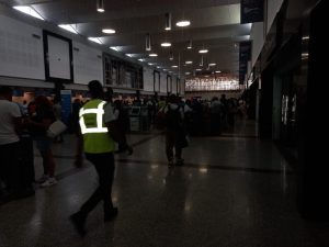 Cortocircuito causa apagón en aeropuerto Las Américas