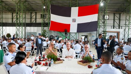 Abinader almorzó con ancianos y miembros de la Armada y FAD