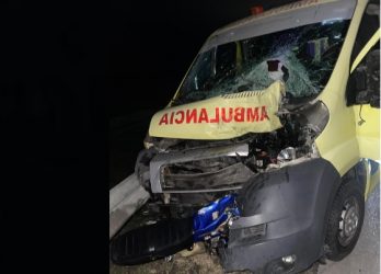 Queman ambulancia luego que provocara la muerte a un joven