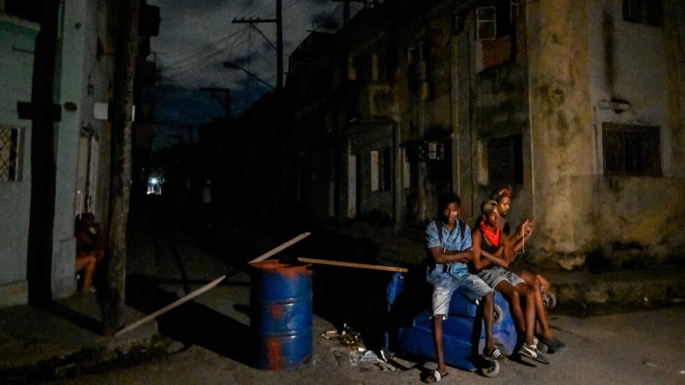 CUBA: Continúan en gran parte de isla prolongados apagones imagen