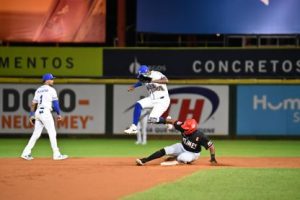 Leones vencen al Licey y luchan por clasificar en el beisbol de RD