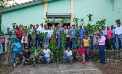 El FEDA entrega plantas de café a dos cooperativas de Barahona