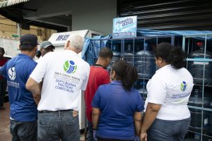 Decomisan cientos botellones agua estaban expuestos al sol